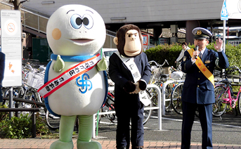 左から、神奈川区マスコットキャラクター「かめ太郎」、エネゴリくん、横田神奈川警察署長